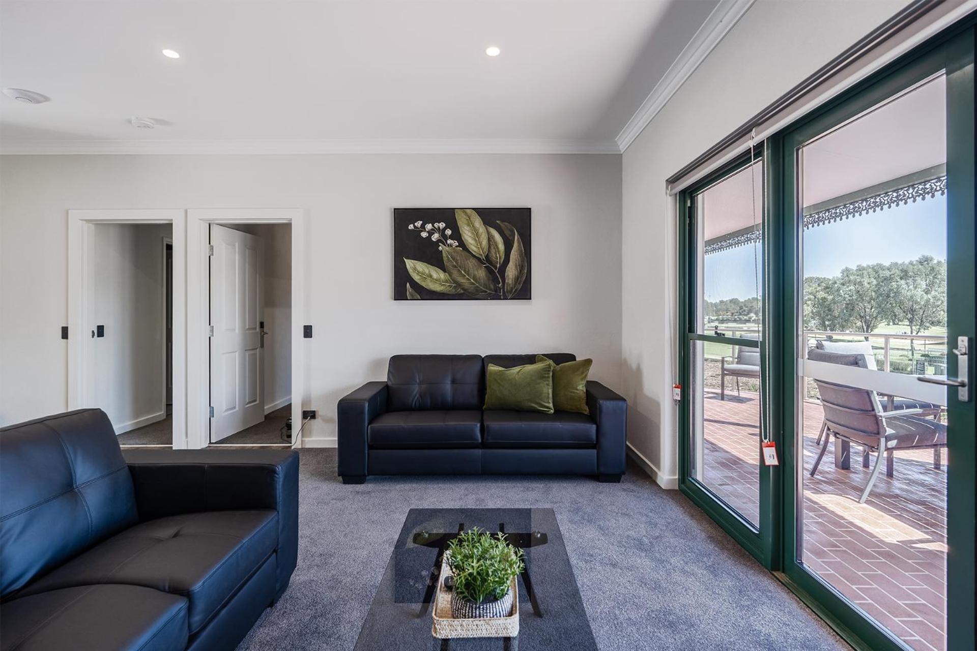 Yarrawonga Mulwala Golf Club Hotel Eksteriør billede A living room with a large sliding door