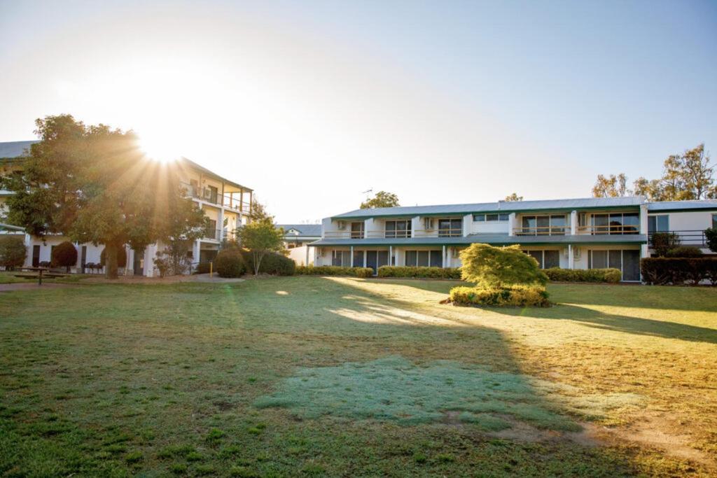 Yarrawonga Mulwala Golf Club Hotel Eksteriør billede The Village, 2015
