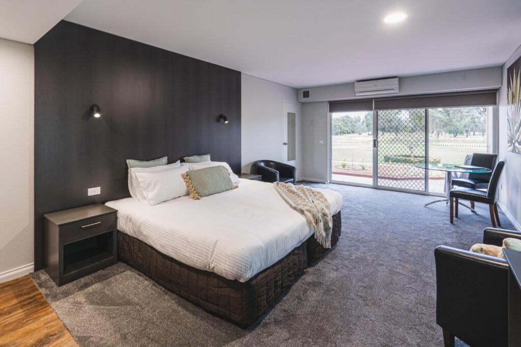 Yarrawonga Mulwala Golf Club Hotel Eksteriør billede A suite at the hotel