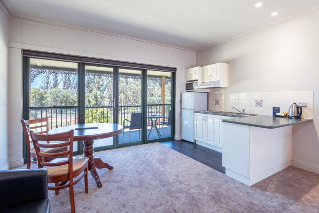 Yarrawonga Mulwala Golf Club Hotel Eksteriør billede A typical apartment at the University of Western Australia