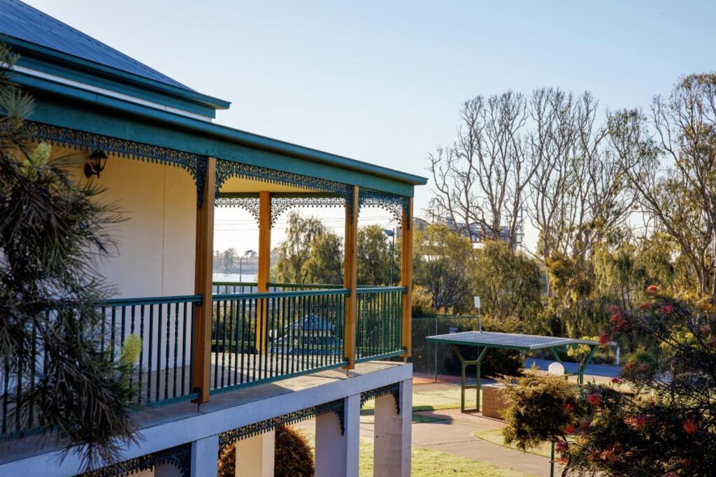 Yarrawonga Mulwala Golf Club Hotel Eksteriør billede The verandah of the house