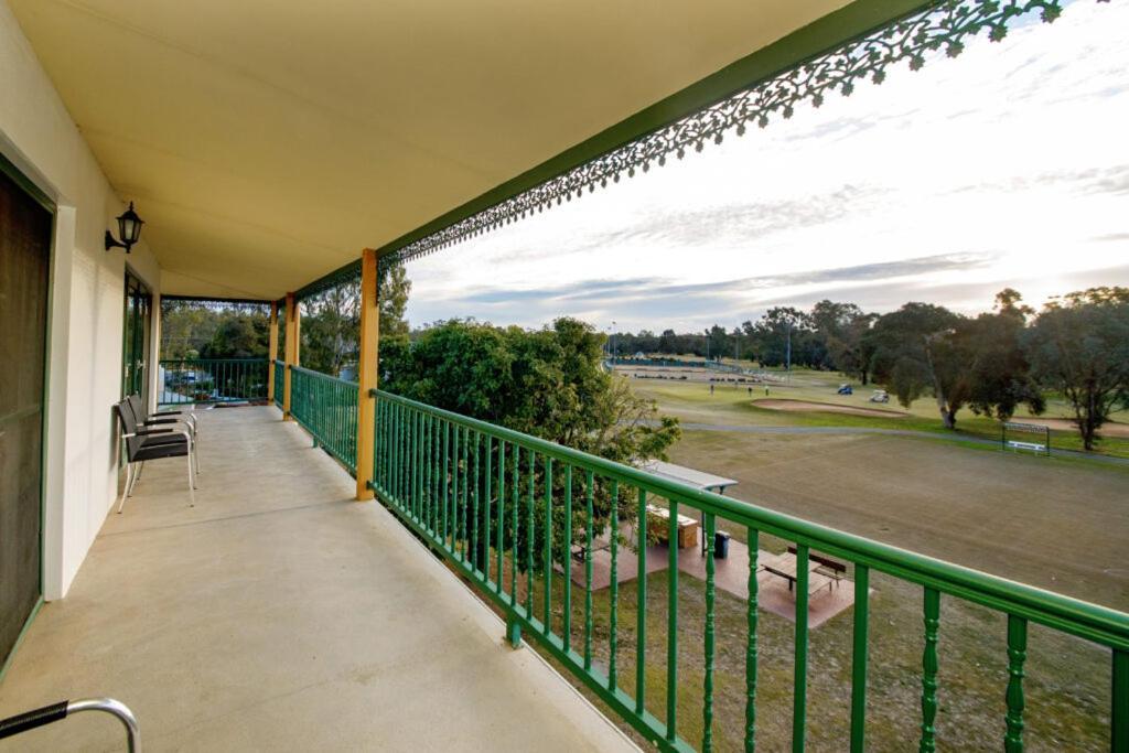 Yarrawonga Mulwala Golf Club Hotel Eksteriør billede A balcony at the Adelaide Oval