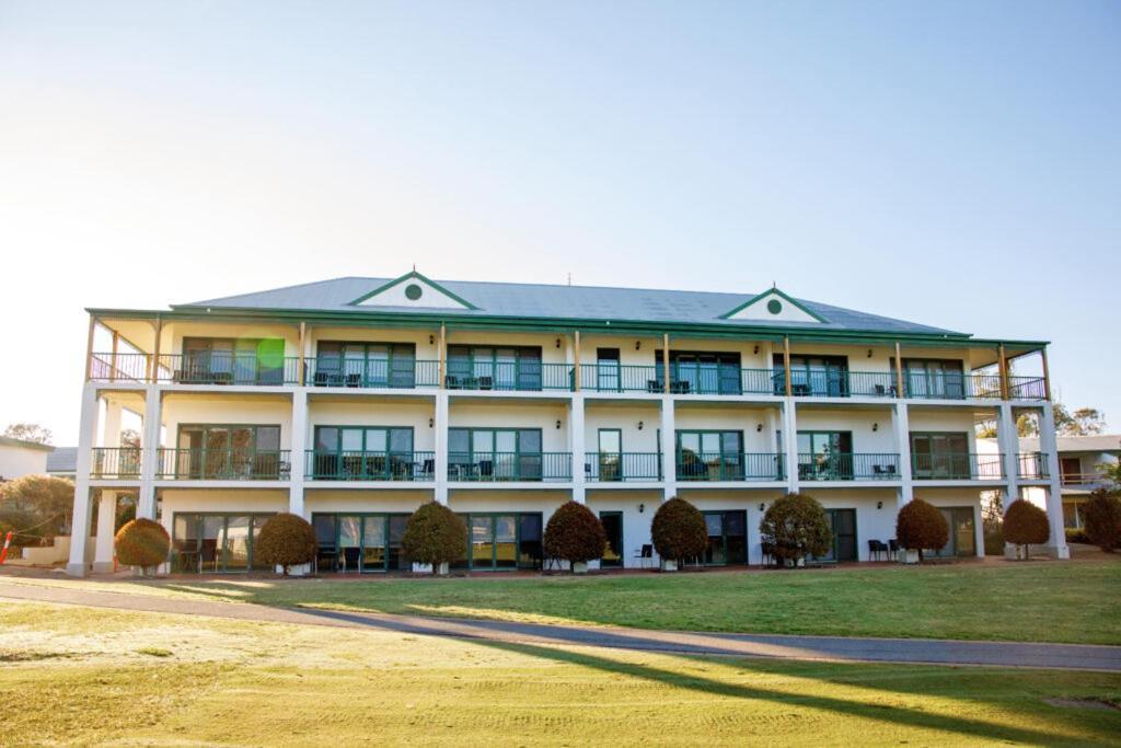 Yarrawonga Mulwala Golf Club Hotel Eksteriør billede The clubhouse at the Links Lady Bay Golf Course
