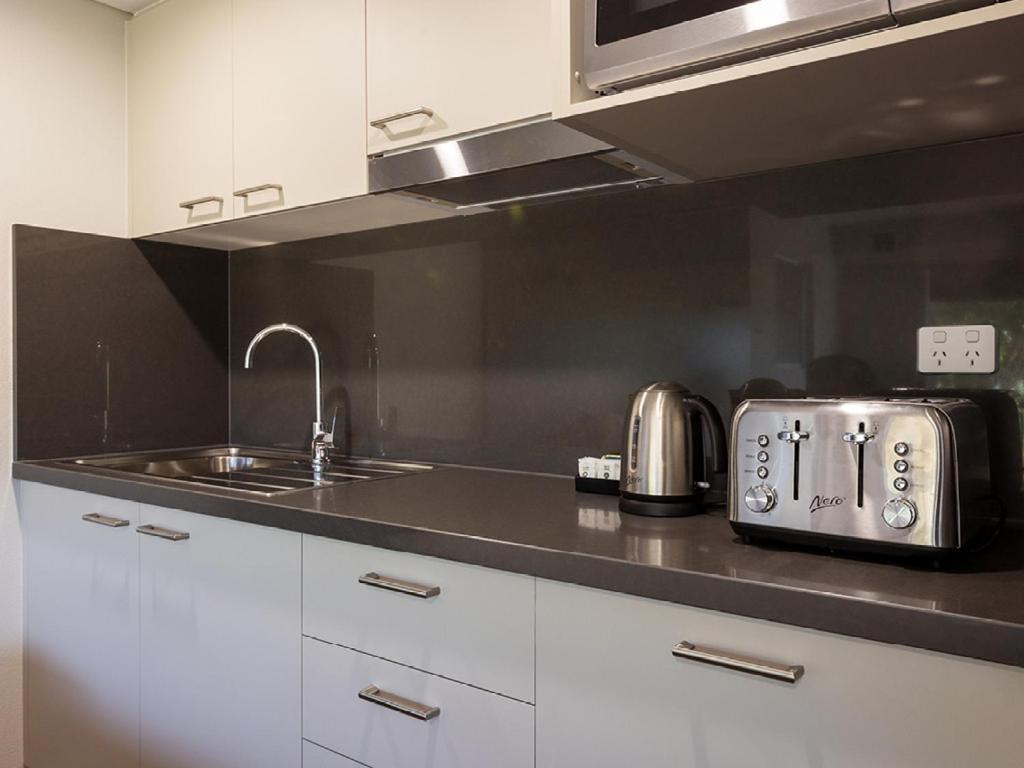 Yarrawonga Mulwala Golf Club Hotel Eksteriør billede A typical kitchen in a student apartment