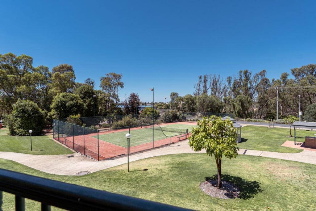 Yarrawonga Mulwala Golf Club Hotel Eksteriør billede Tennis and netball courts at the University of South Australia's City Campus