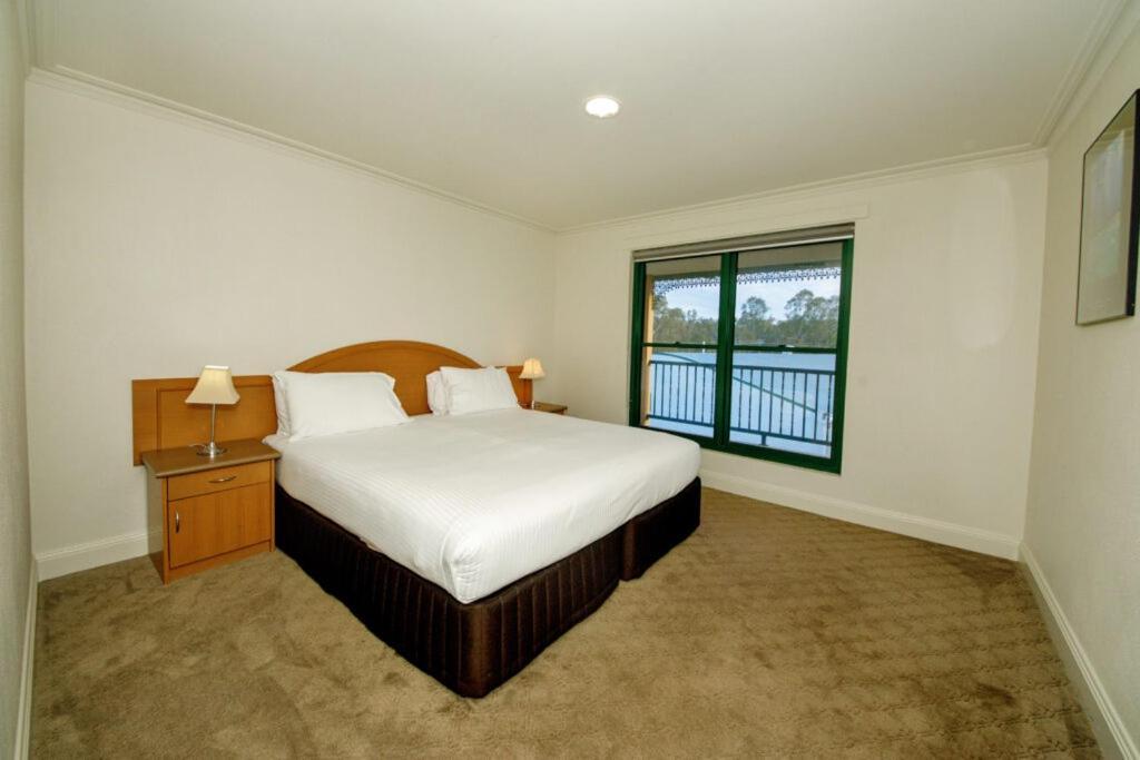 Yarrawonga Mulwala Golf Club Hotel Eksteriør billede A bedroom at the hotel