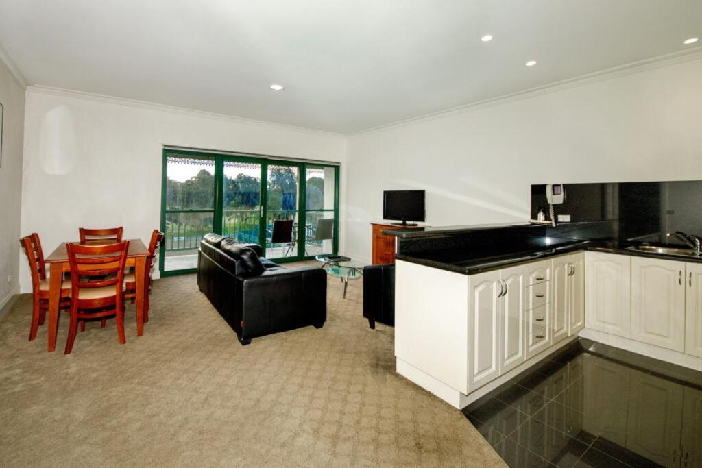 Yarrawonga Mulwala Golf Club Hotel Eksteriør billede A typical apartment at the Village