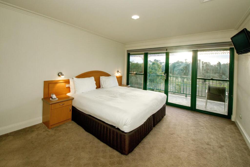 Yarrawonga Mulwala Golf Club Hotel Eksteriør billede A bedroom at the hotel