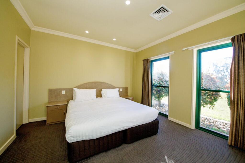 Yarrawonga Mulwala Golf Club Hotel Eksteriør billede A typical bedroom at the hotel