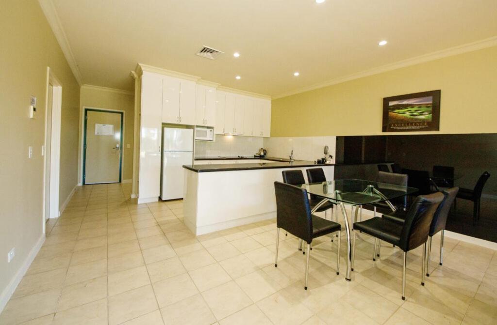 Yarrawonga Mulwala Golf Club Hotel Eksteriør billede A kitchen in a typical apartment