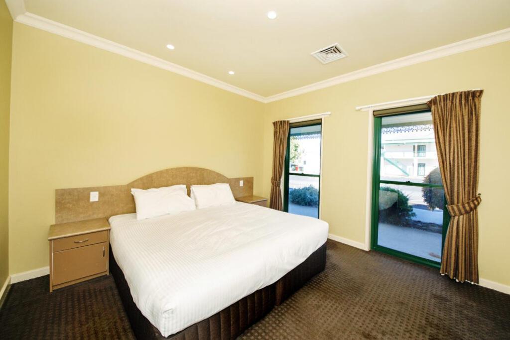 Yarrawonga Mulwala Golf Club Hotel Eksteriør billede A bedroom at the hotel