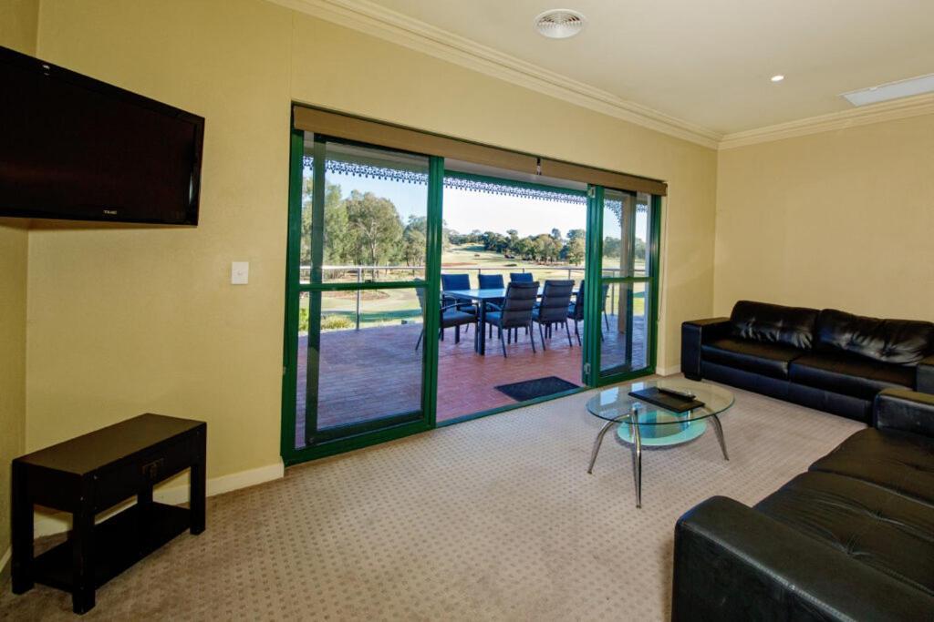 Yarrawonga Mulwala Golf Club Hotel Eksteriør billede Living room with a view of the golf course