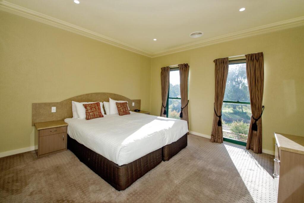 Yarrawonga Mulwala Golf Club Hotel Eksteriør billede A bedroom at the hotel