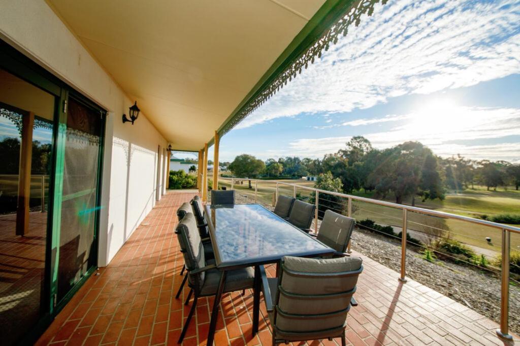 Yarrawonga Mulwala Golf Club Hotel Eksteriør billede A balcony in Australia