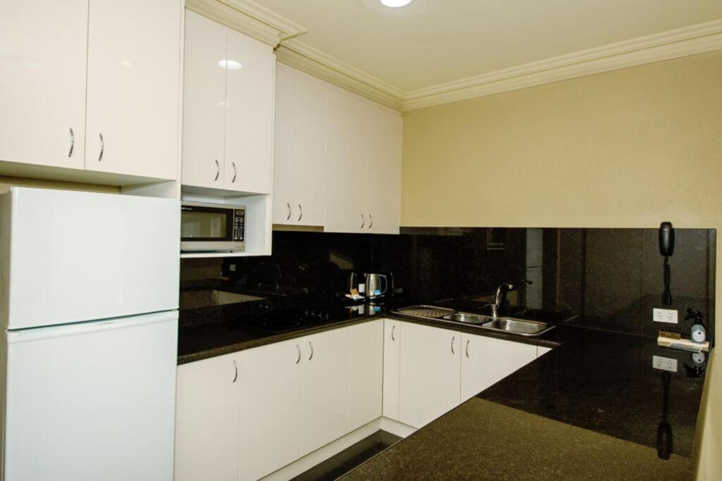 Yarrawonga Mulwala Golf Club Hotel Eksteriør billede A typical kitchen in a student apartment
