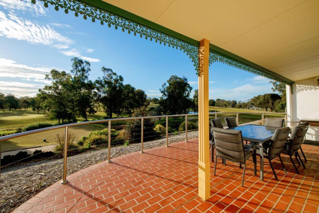 Yarrawonga Mulwala Golf Club Hotel Eksteriør billede Clubhouse balcony