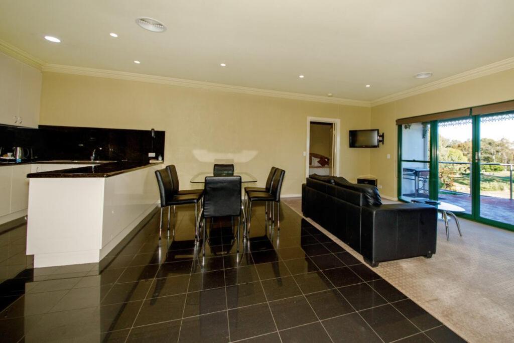 Yarrawonga Mulwala Golf Club Hotel Eksteriør billede A typical apartment at the hotel