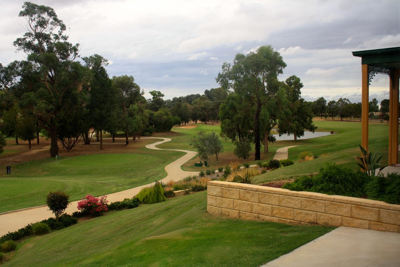 Yarrawonga Mulwala Golf Club Hotel Eksteriør billede The 18th hole at the Vines Resort and Country Club