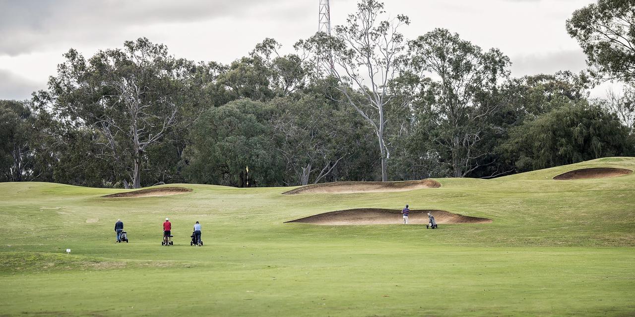 Yarrawonga Mulwala Golf Club Hotel Eksteriør billede Golfers at the 2011 Australian PGA Championship