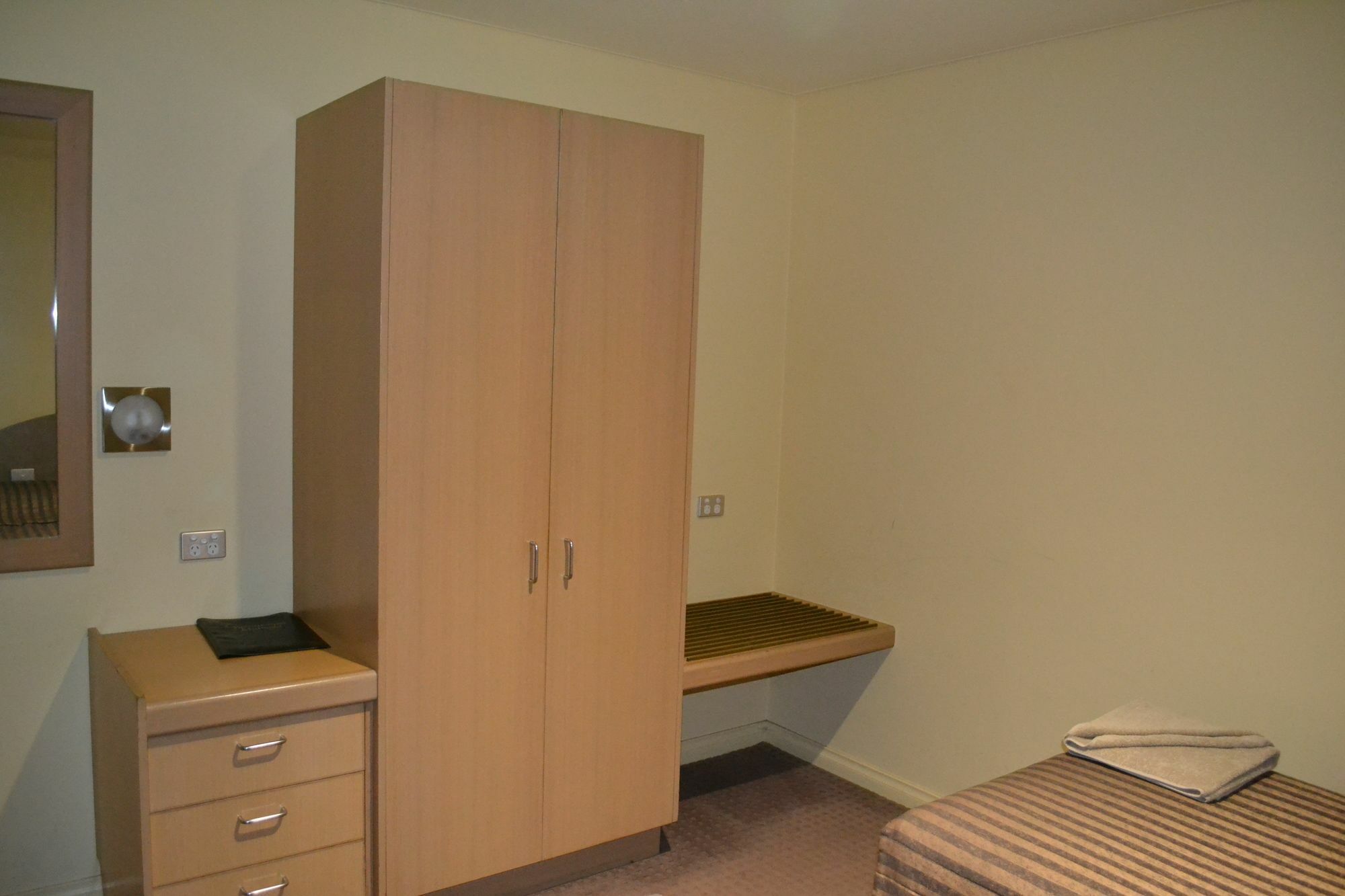 Yarrawonga Mulwala Golf Club Hotel Eksteriør billede A typical bedroom in the halls of residence
